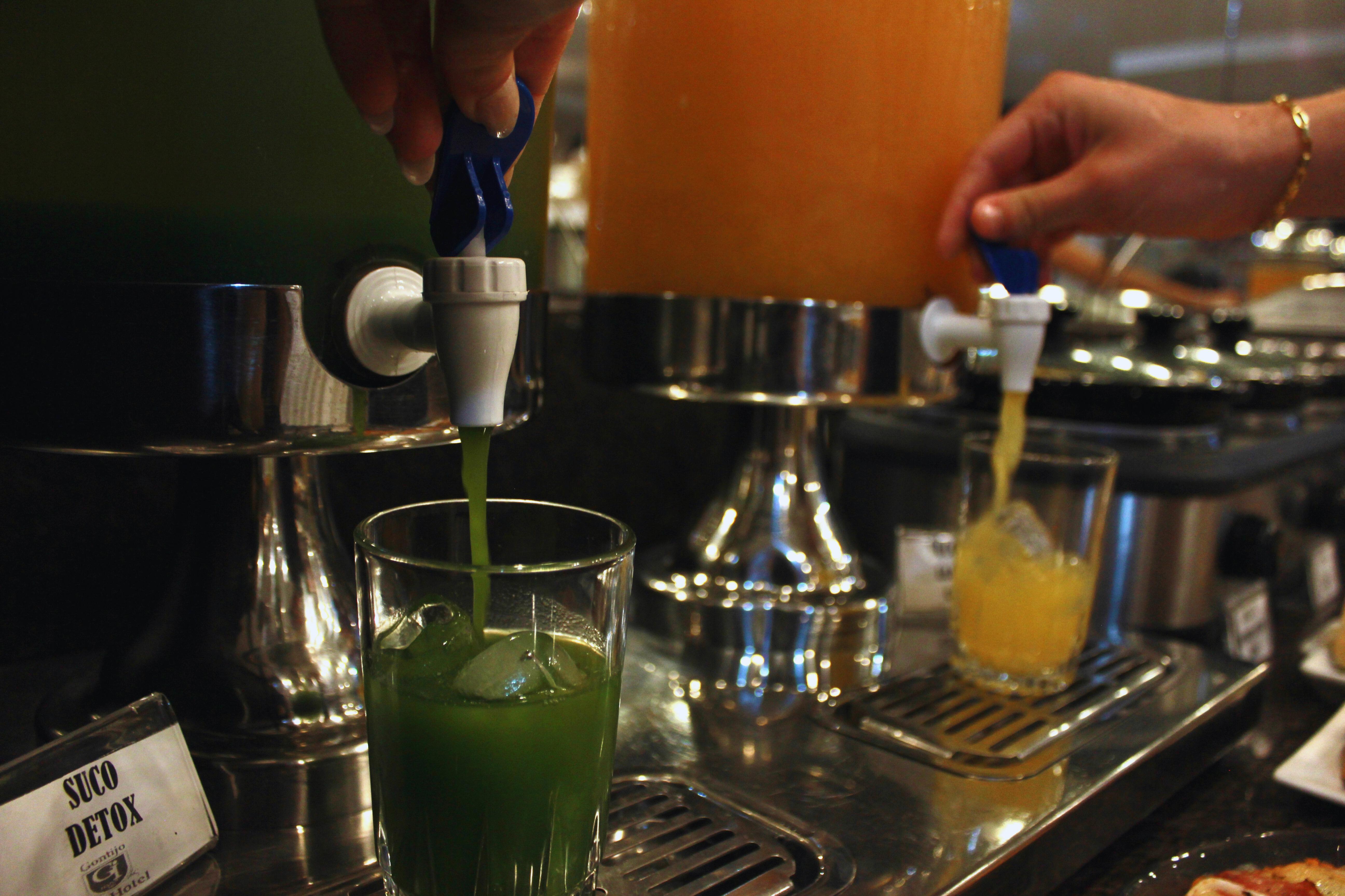 Gontijo Inn Hotel Itajubá Eksteriør bilde Wheatgrass juice being dispensed