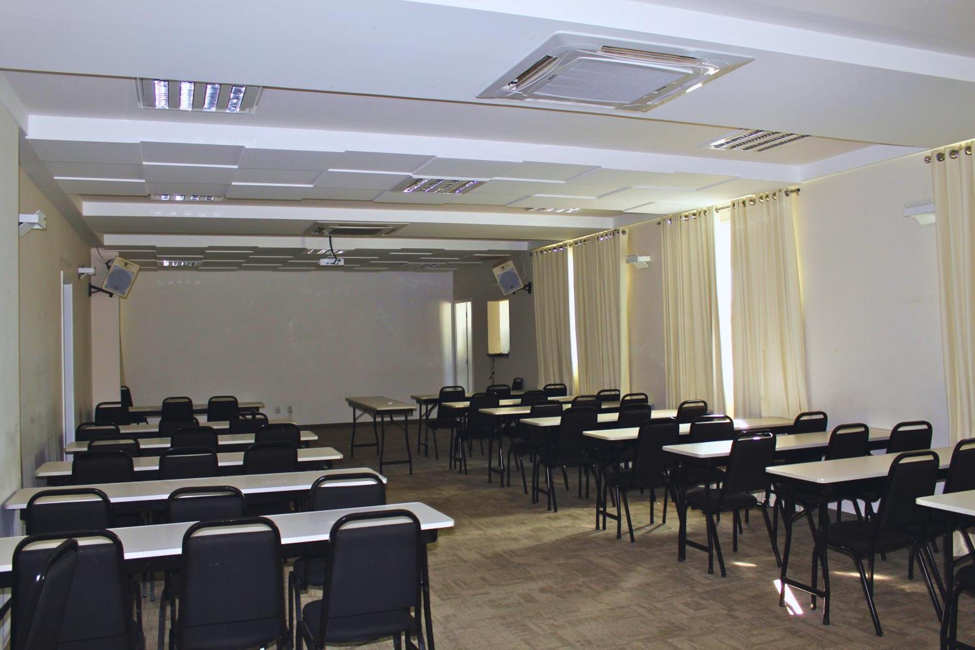 Gontijo Inn Hotel Itajubá Eksteriør bilde A typical classroom at the university