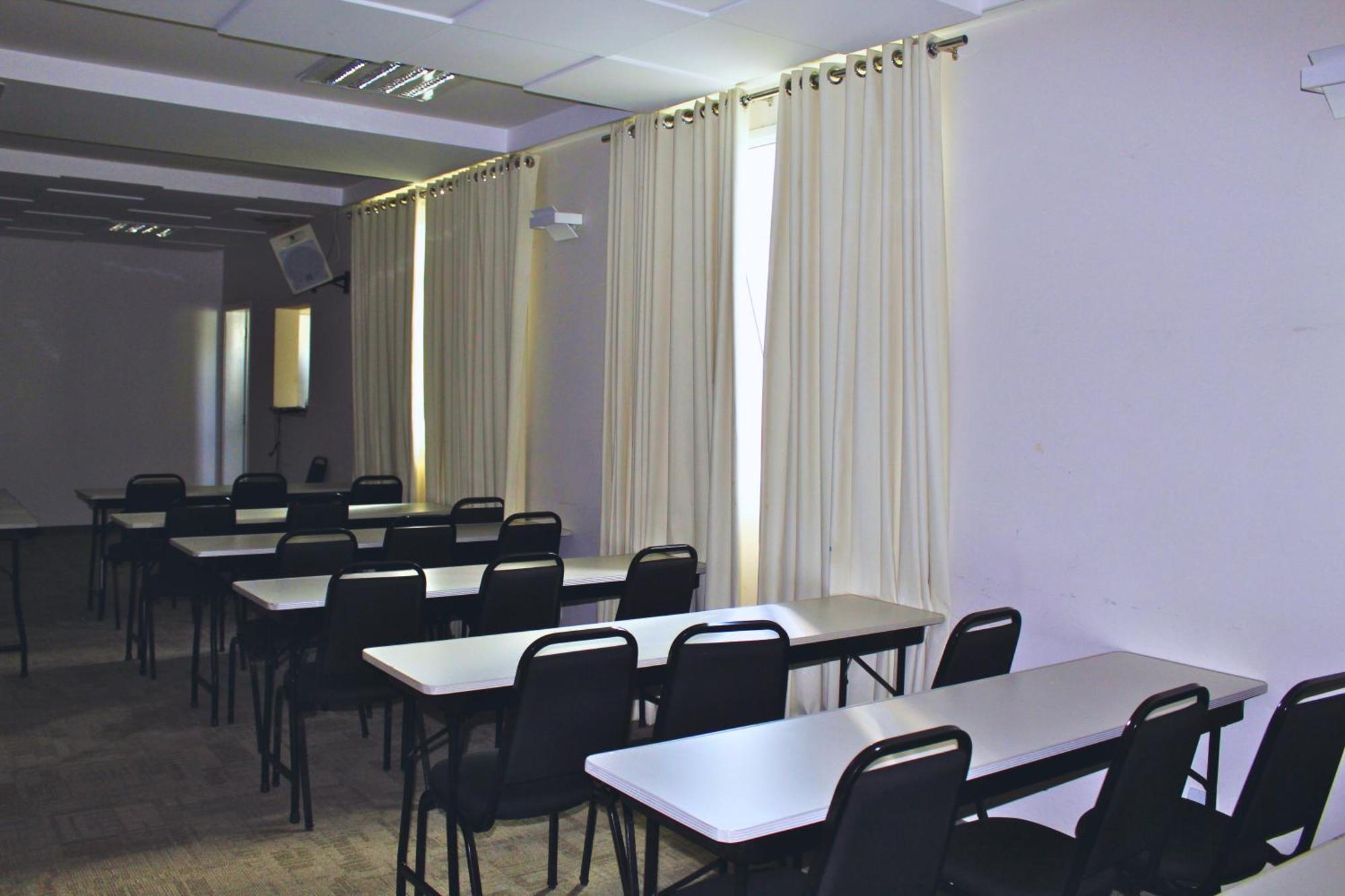 Gontijo Inn Hotel Itajubá Eksteriør bilde A typical classroom at the university
