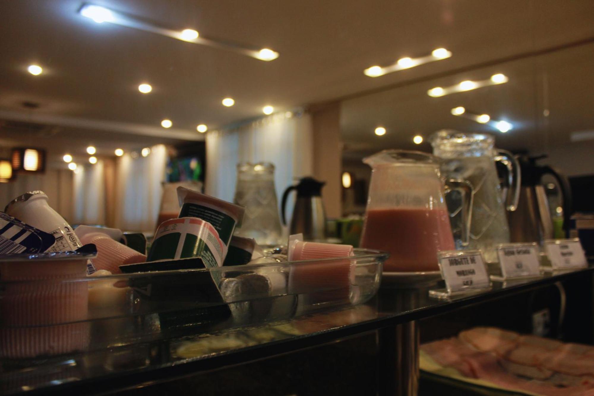 Gontijo Inn Hotel Itajubá Eksteriør bilde A selection of fruit juice at a buffet