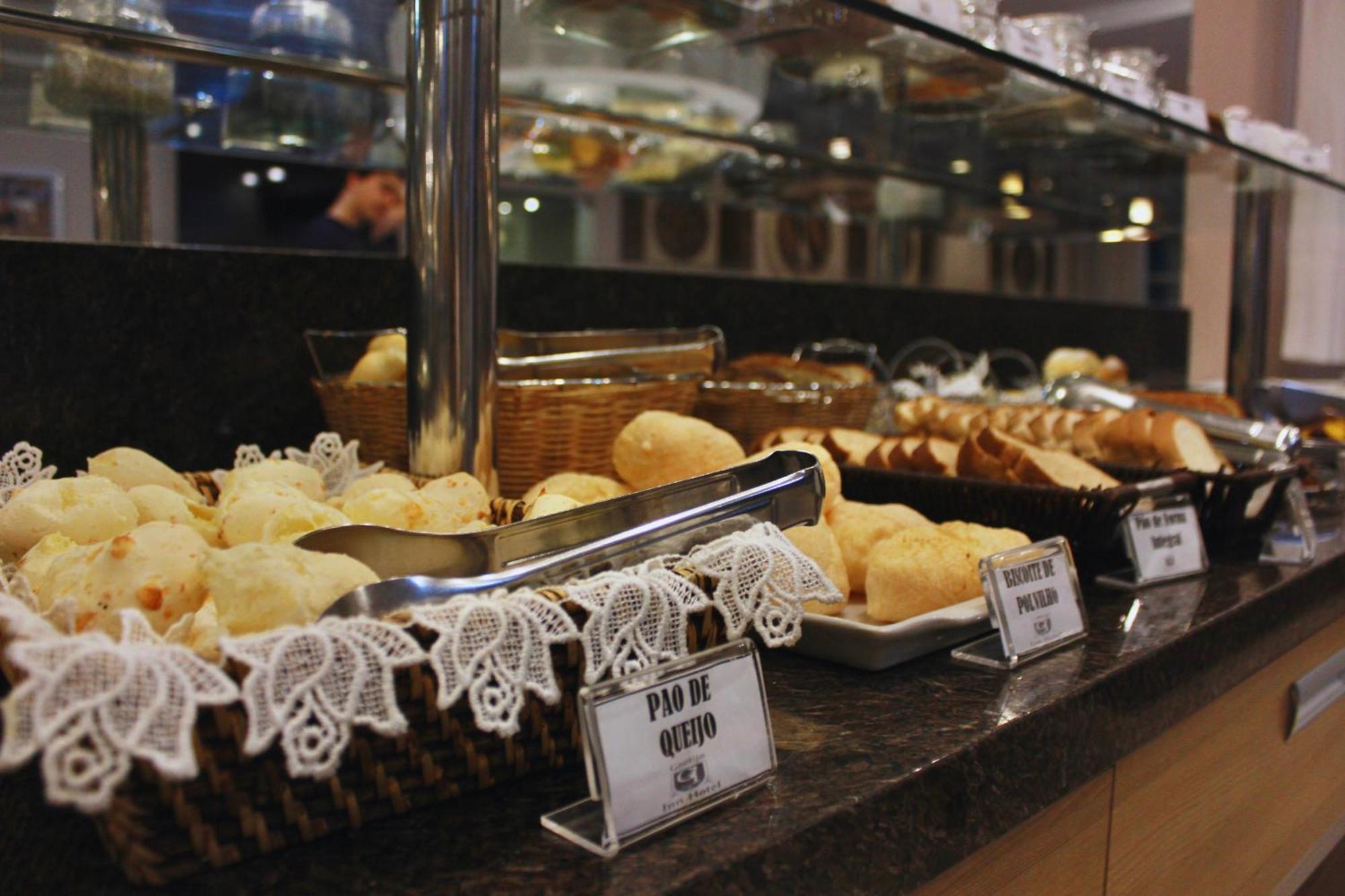 Gontijo Inn Hotel Itajubá Eksteriør bilde Pão de queijo at a buffet