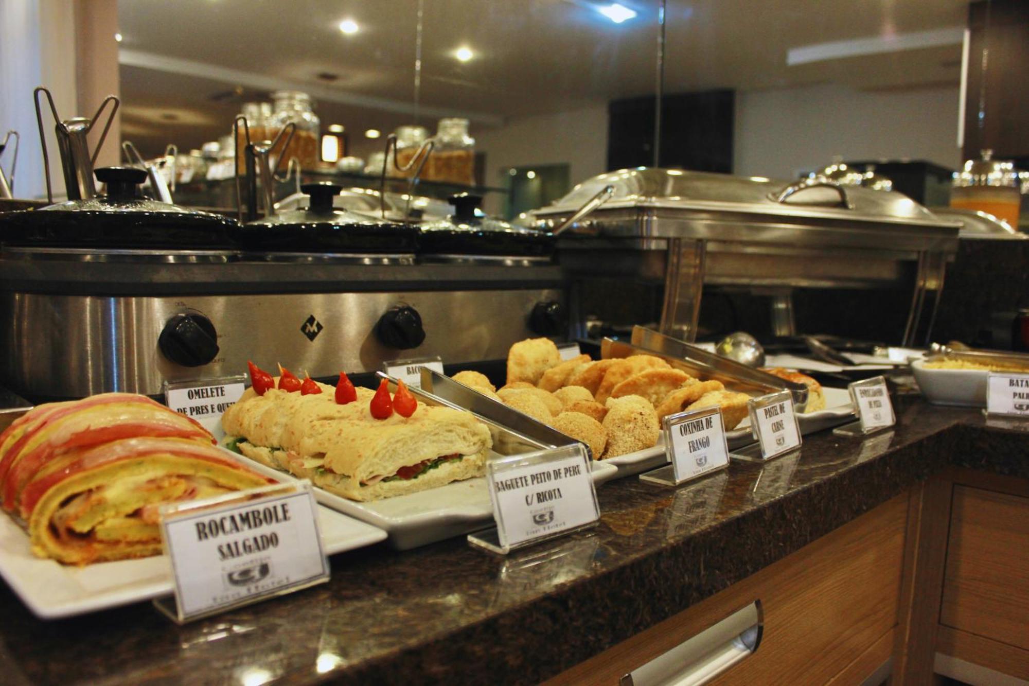 Gontijo Inn Hotel Itajubá Eksteriør bilde A buffet at a hotel